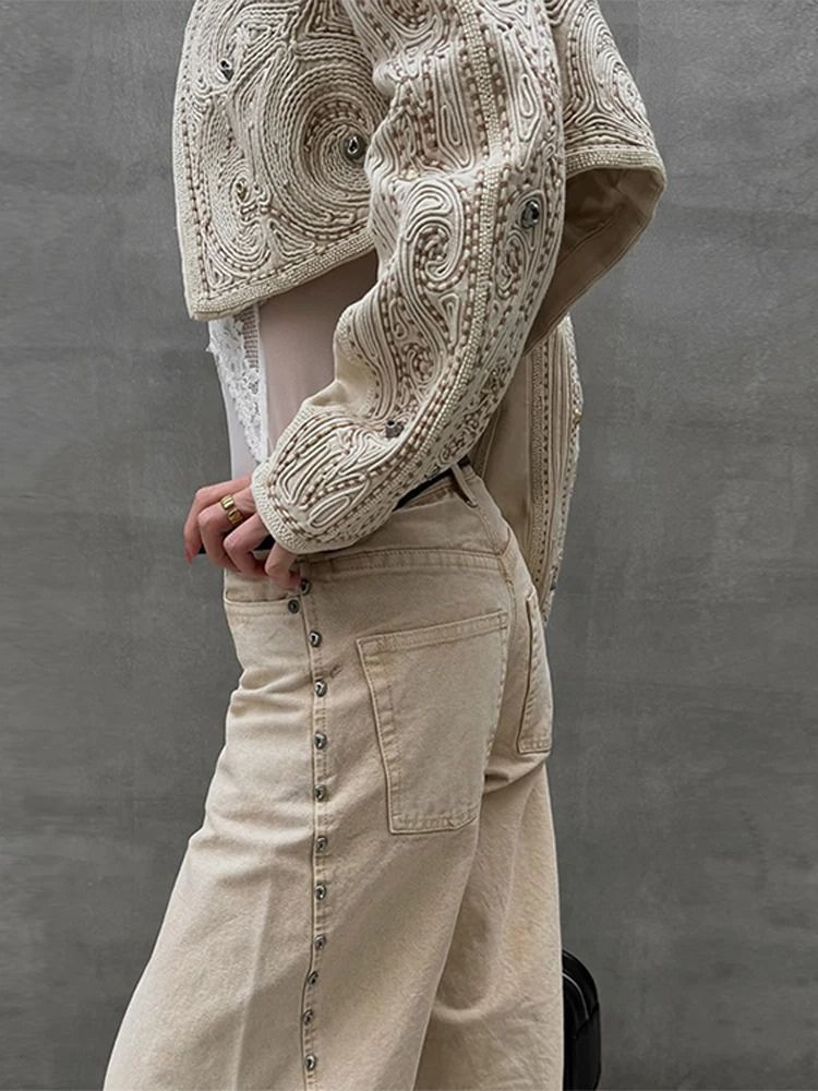 IMG_10_2025_Jean_baggy_beige_urban_chic_à_clous_et_couture_design_5