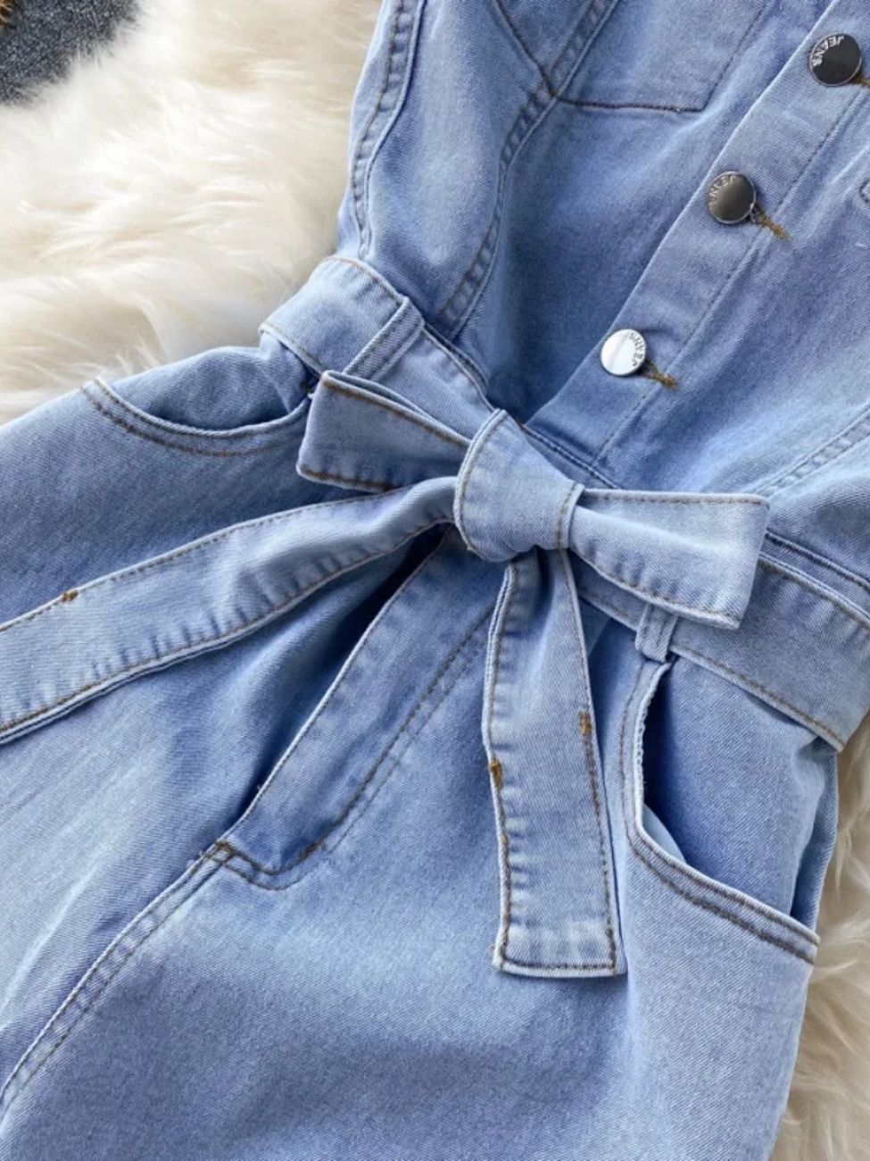IMG_11_2025_Combinaison_jean_femme_sans_manche_bleu_clair_avec_ceinture_5