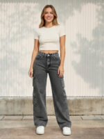 Femme portant un t-shirt blanc et un jean cargo gris anthracite, sur fond clair