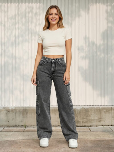 Femme portant un t-shirt blanc et un jean cargo gris anthracite, sur fond clair