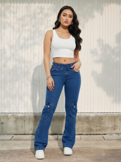 Femme portant un crop top blanc avec un jean en denim bleu foncé au style vintage des années 2000, sur fond clair