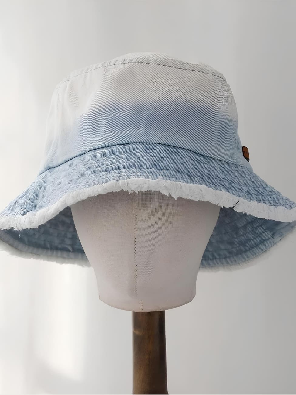 Bob en jean effet délavé et effiloché pour femme – Image 5
