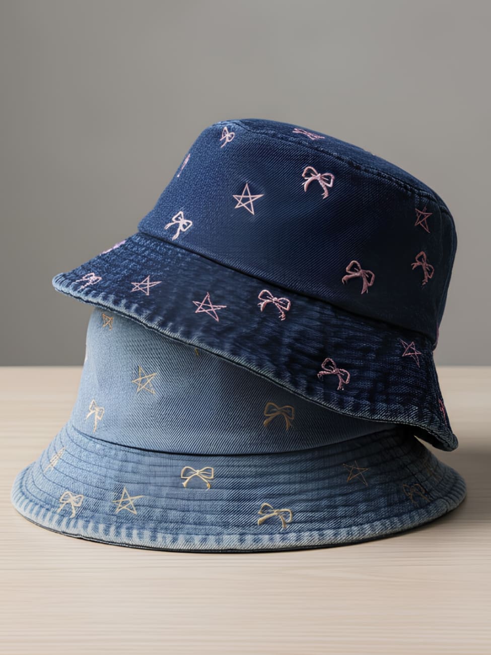 IMG_11_2025_bob_jean_femme_avec_motifs_de_noeuds_et_étoiles_1