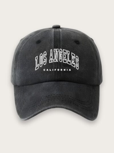 Casquette en jean Los Angeles pour homme de couleur noir délavé avec les inscription "Los Angeles" et "California" en blanc. Sur fond beige.