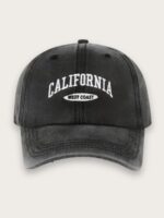 Casquette en jean pour homme motif California écrit en blanc sur une casquette noir vintage. Sur fond beige.