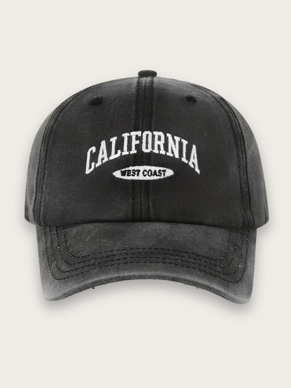 Casquette en jean pour homme motif California écrit en blanc sur une casquette noir vintage. Sur fond beige.