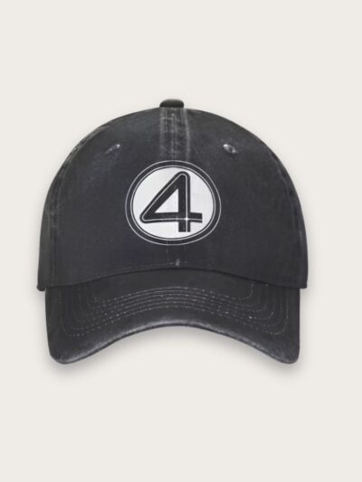 Casquette en jean pour homme numéro 4 en blanc dans un cercle sur le devant. La caquette est noir légèrement délavé. La visière est incurvée. Sur fond beige.