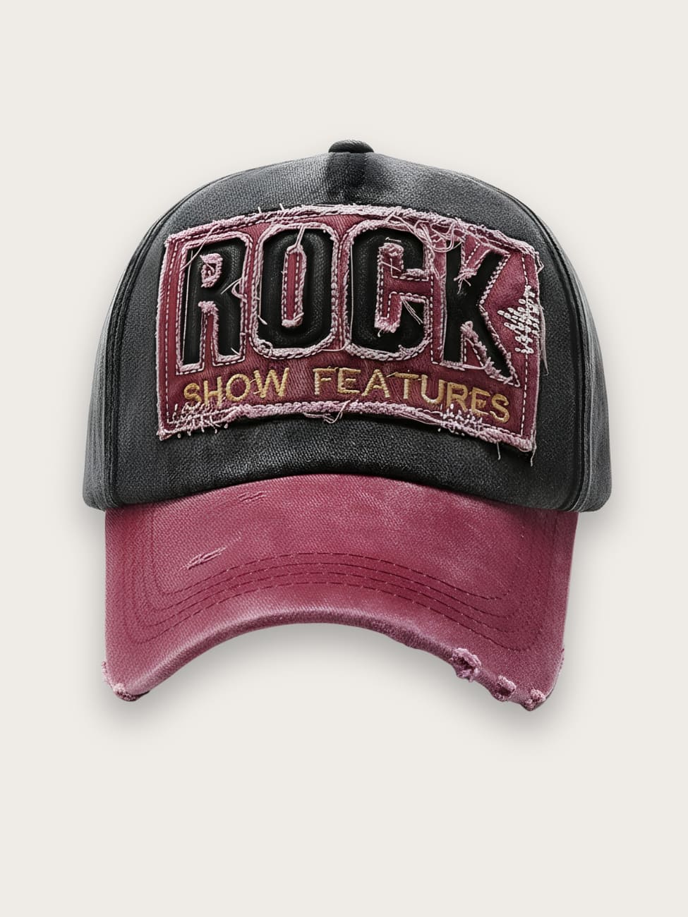 Casquette en jean style vintage broderie Rock pour homme de couleur rouge bordeaux et noir vieilli. La visière est rouge ainsi que le cadre brodé avec l'inscription noire "Rock". Sur fond beige.