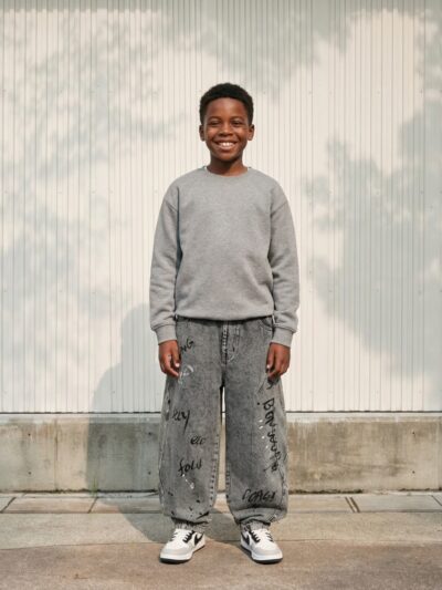 Petit garçon portant un sweatshirt gris