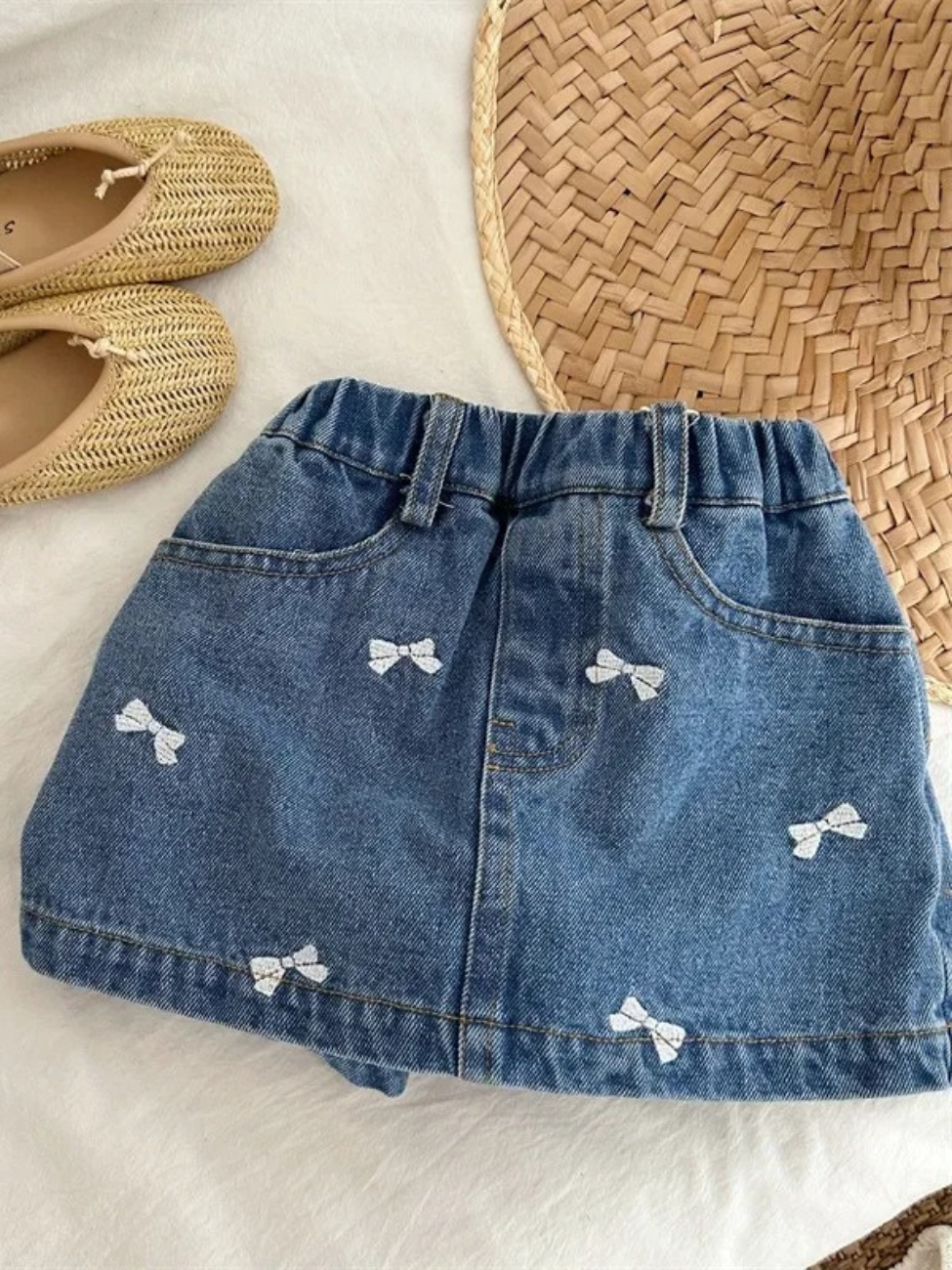 IMG_12_2025_Short_en_jean_fille_façon_jupe_à_broderies_noeuds_2