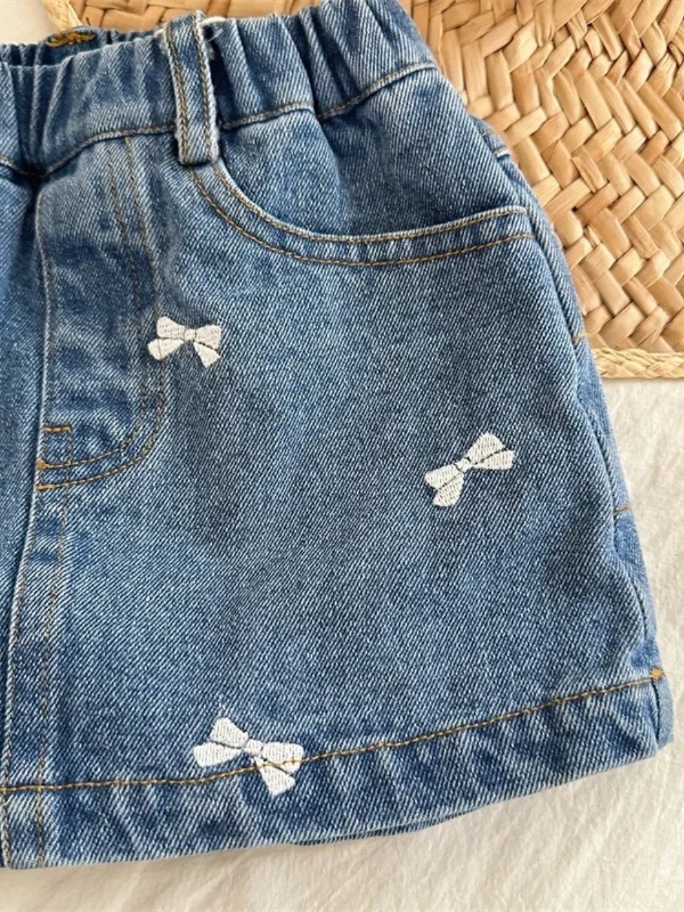 IMG_12_2025_Short_en_jean_fille_façon_jupe_à_broderies_noeuds_3
