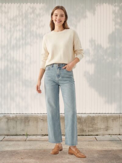 Jean droit taille haute femme en denim clair, porté avec un pull crème et des mocassins camel, dans un style décontracté et naturel.