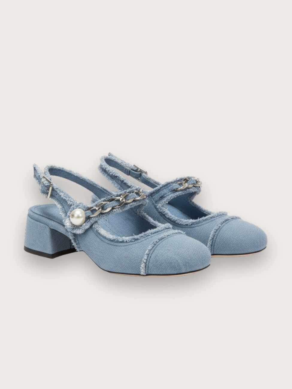 Chaussures à talons en jean style babies sur fond gris