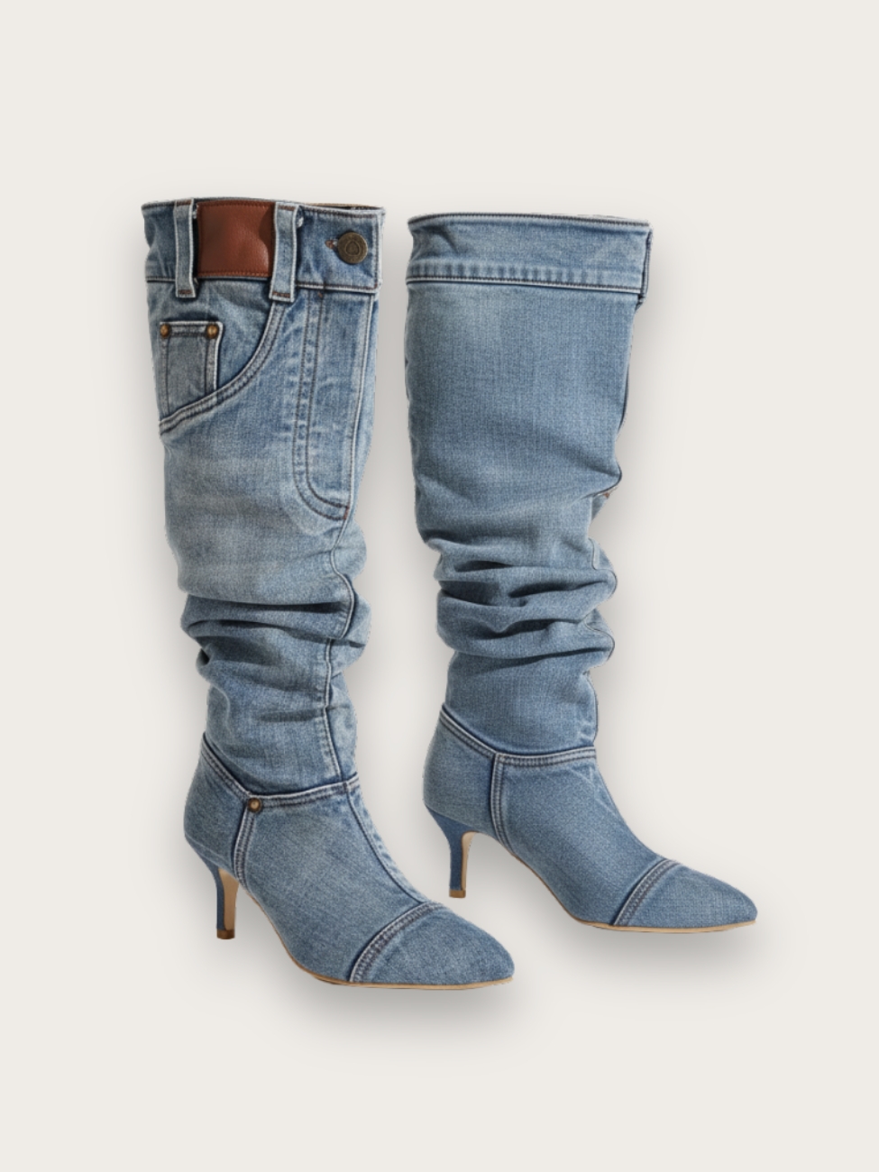 Bottes en jean à talon façon pantalon en denim, sur fond gris
