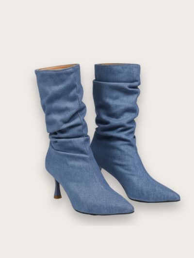 Bottes en jean plissé à bout pointu, sur fond gris