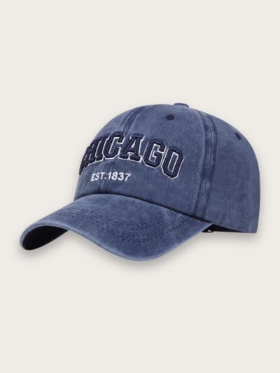 Casquette en jean bleu pour femme avec broderie Chicago, sur fond gris