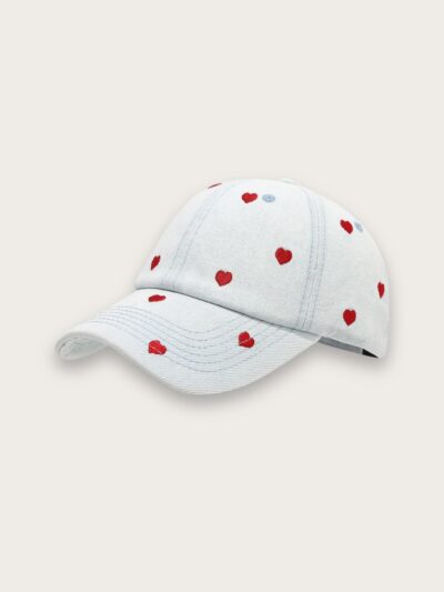 Casquette en jean femme à cœurs brodés rouges