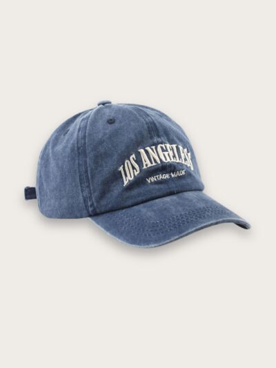 Casquette en jean bleu avec la broderie Los Angeles, sur fond gris