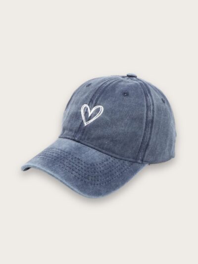 Casquette en jean bleu avec une broderie coeur blanche, sur fond gris