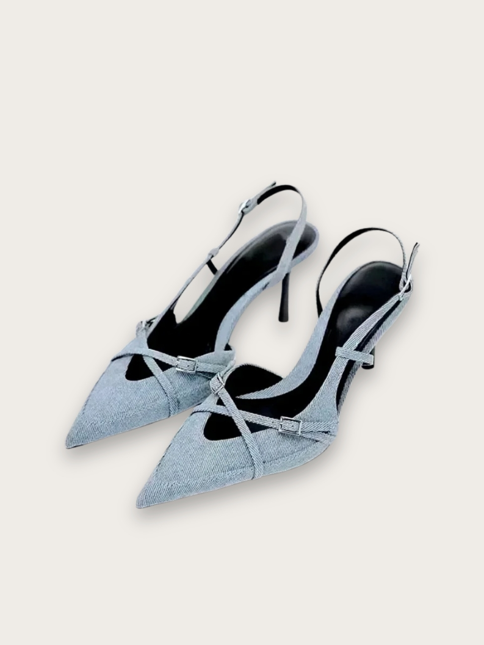 Paires de chaussures à talons en jean bleu clair avec des brides, sur fond gris