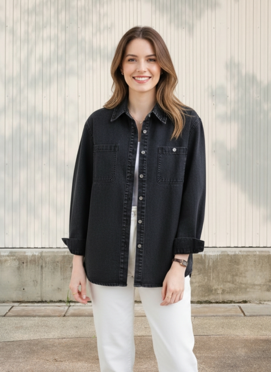 Femme portant une chemise en jean noir oversize, sur fond clair