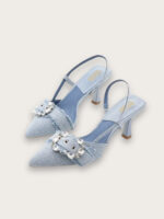 Chaussures à talons en jean avec une bride à strass, sur fond gris