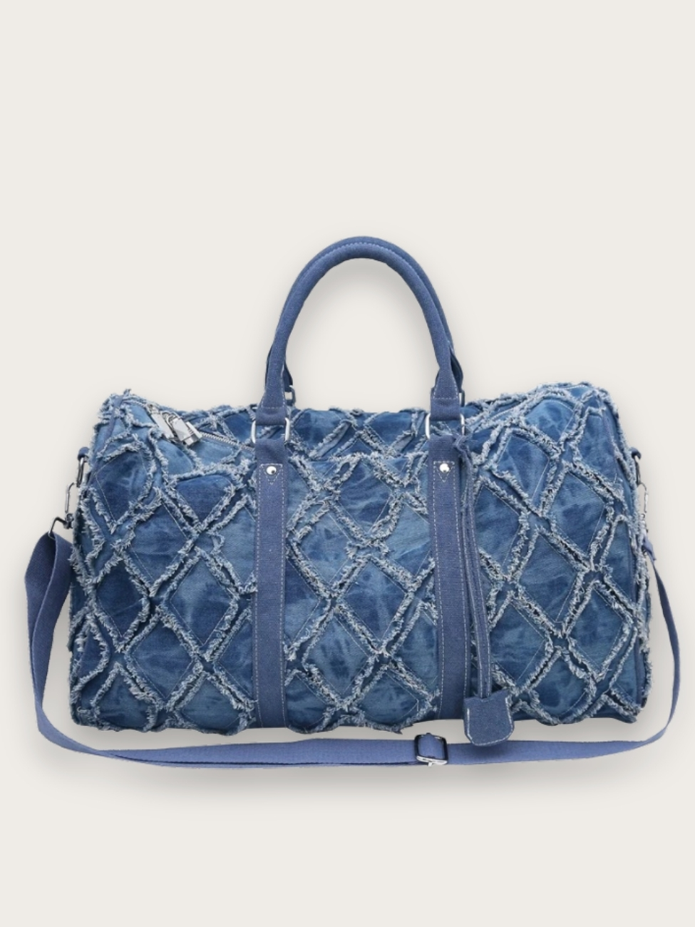 Sac de weekend en jean bleu à motif losange, sur fond gris