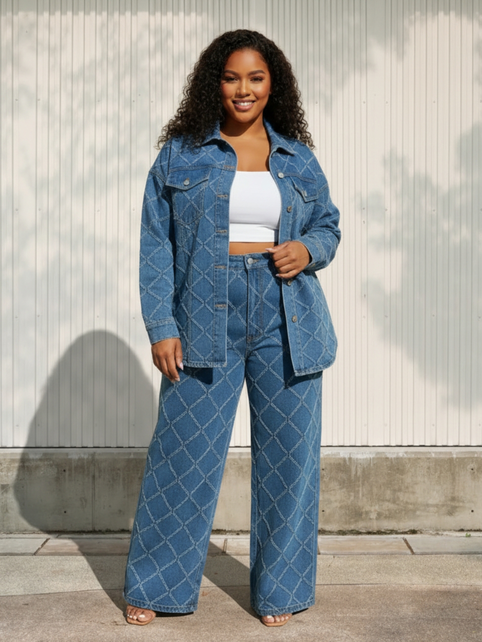 Femme portant un ensemble en jean chemise pantalon à motif losange, sur fond beige