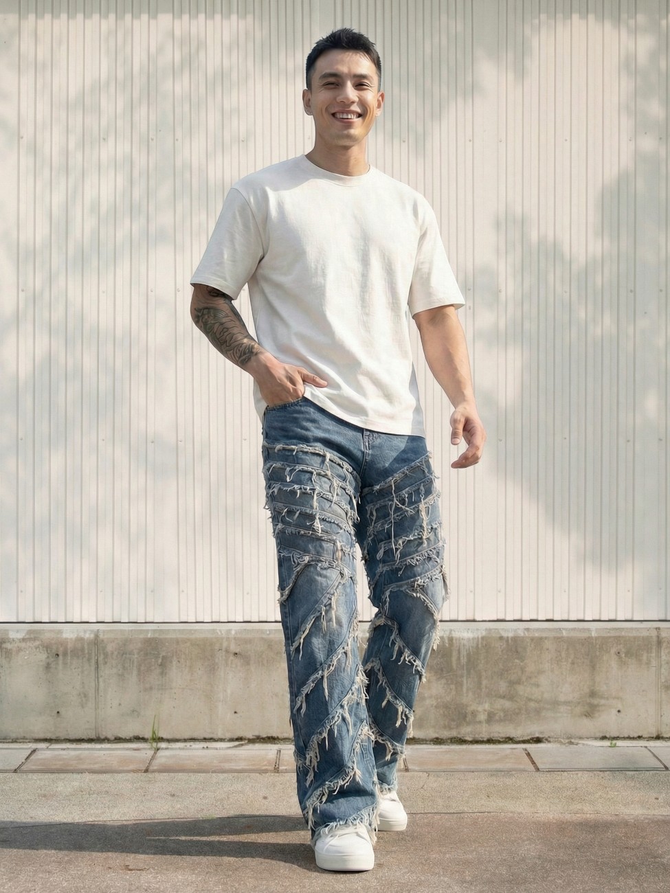 Jean moto homme bleu destroyed bandages vintage large porté par un homme, coupe droite ample, denim bleu délavé, déchirures visibles, bandages décoratifs, style streetwear rétro affirmé.