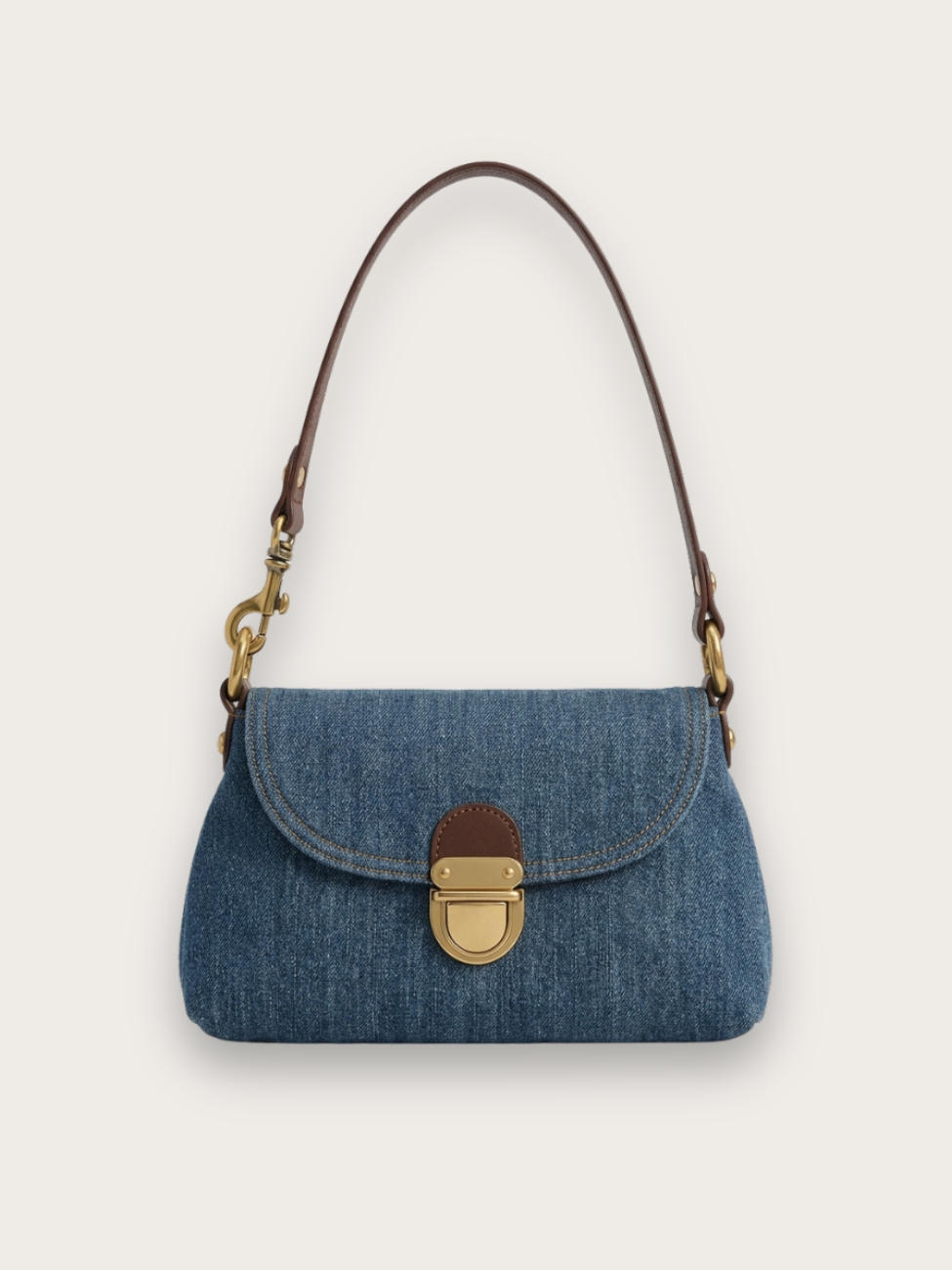 Sac à main porté épaule en jean style vintage, sur fond gris