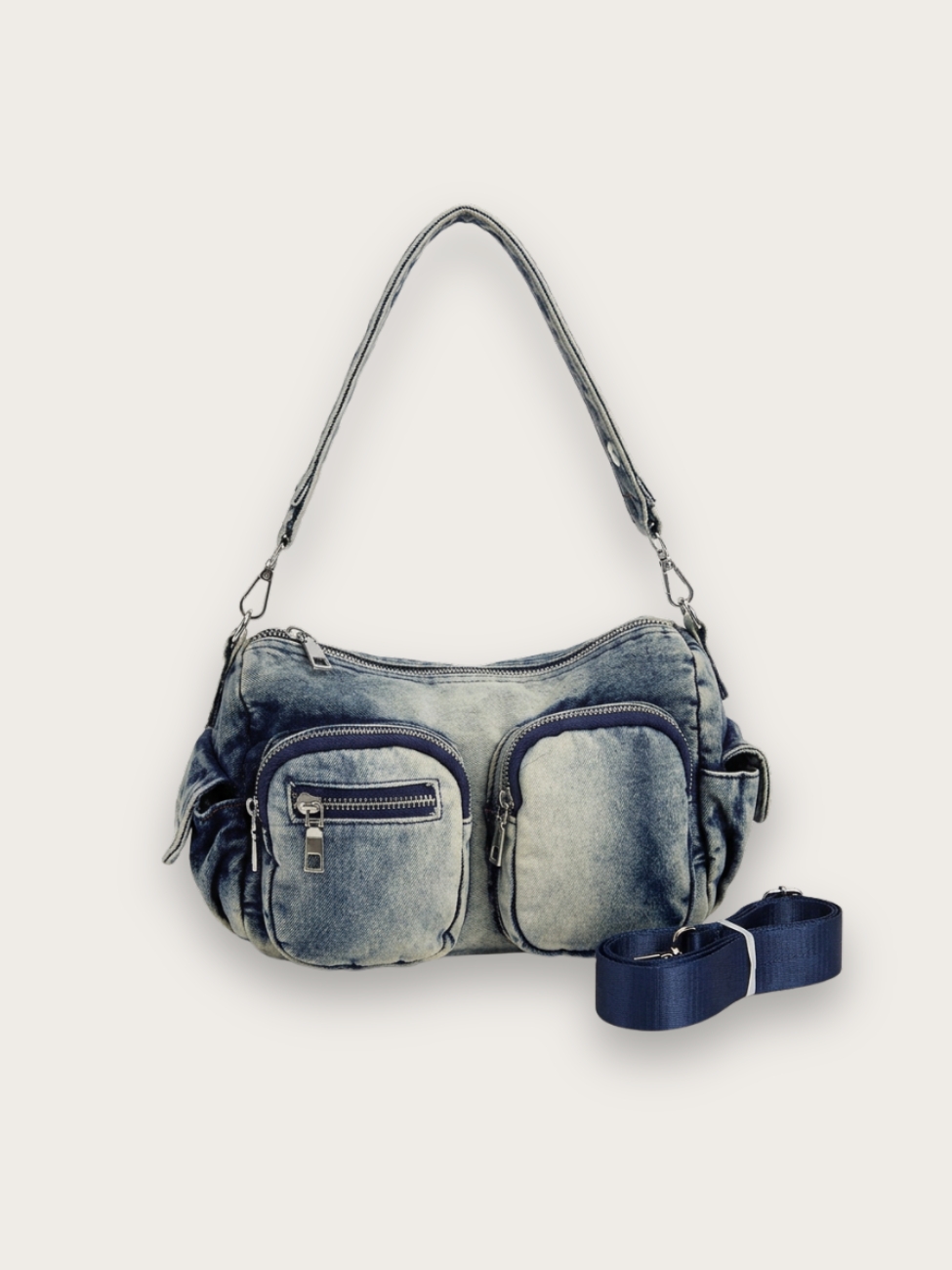 Sac à main en jean délavé vintage porté épaule ou bandoulière, sur fond gris