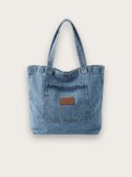 Sac à main tote bag porté épaule en jean, sur fond gris