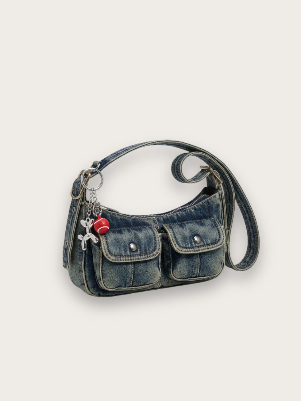 Sac épaule en jean avec double poches et porte-clef charm, sur fond gris